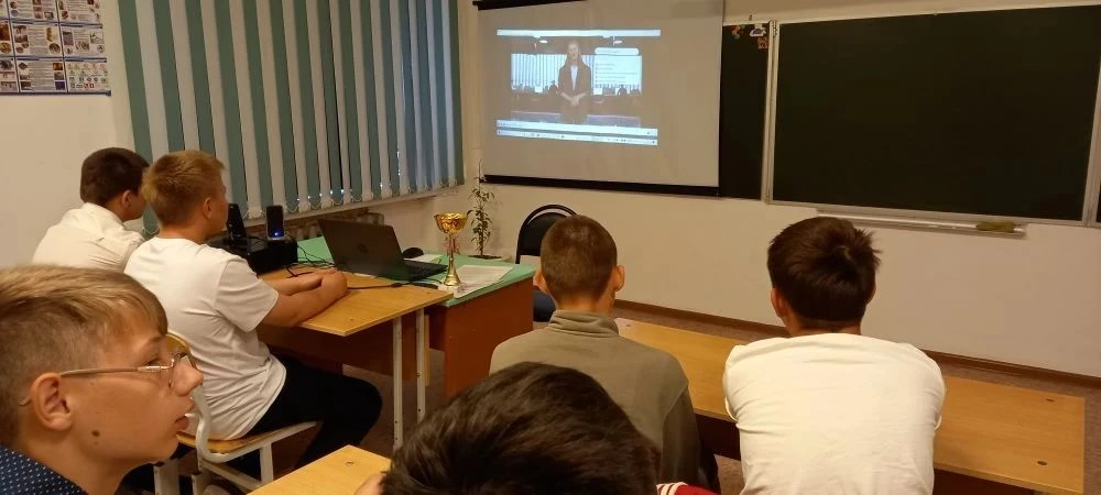 18 мая утро понедельника в школе традиционно началось с торжественной линейки, церемони...