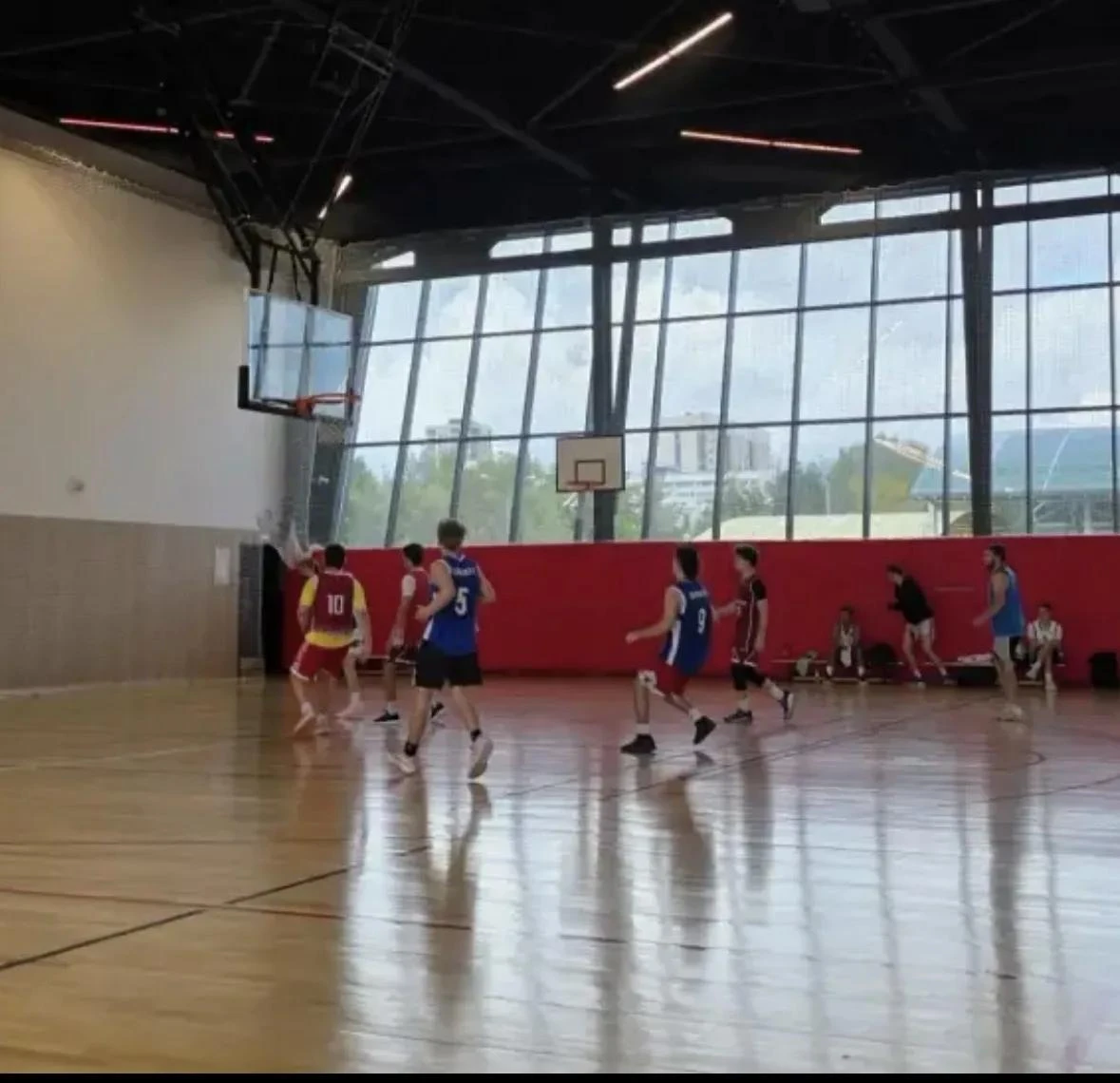 🏀🥉 Бронза окружных соревнований по стритболу — у команды школы №2045!