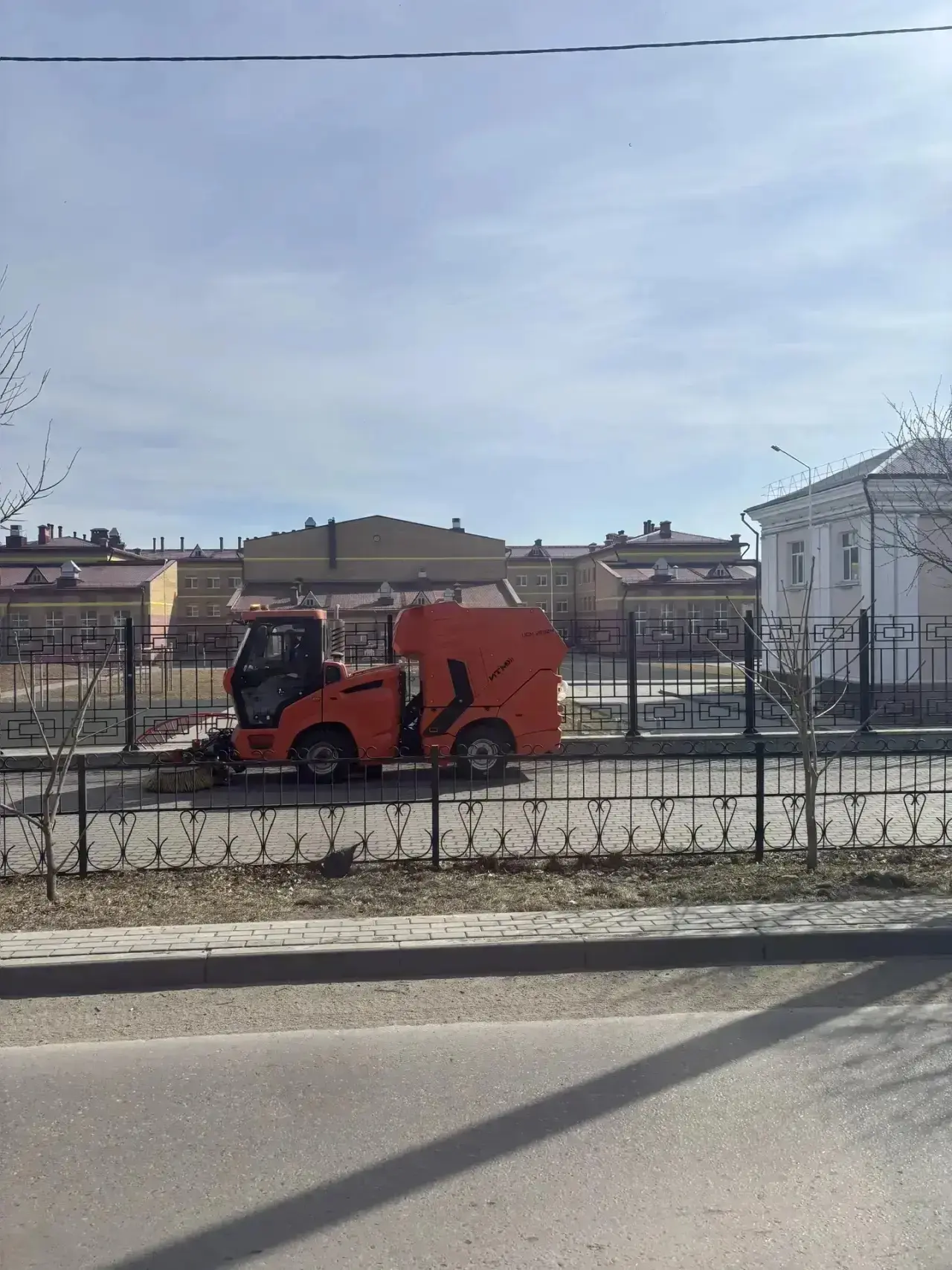 🚧 В Свободном продолжается уборка и восстановление дорог после зимы  В городе ведутся работы по прив