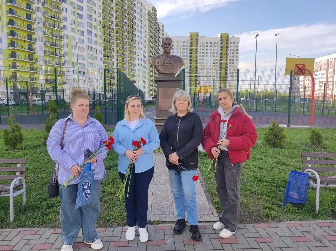 ⭐Мы гордимся. Мы помним🌹   Родители обучающихся нашей школы возложили цветы к памятнику Василия Афан