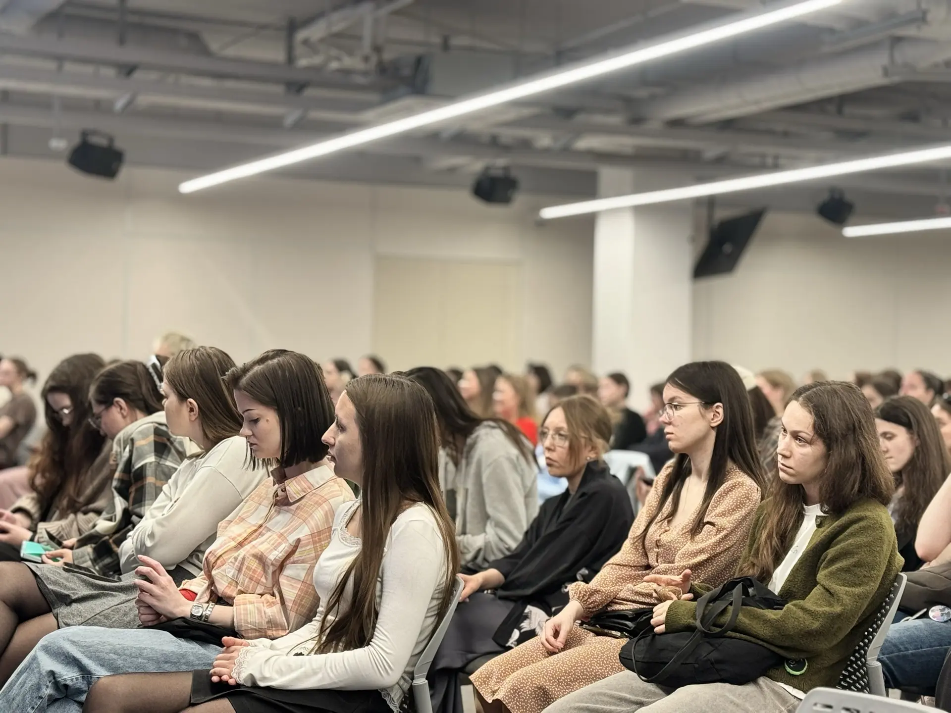 В ФОРМАТЕ ОТКРЫТОГО ДИАЛОГА   Встретилась с выпускниками Красноярского педуниверситета и наших педко