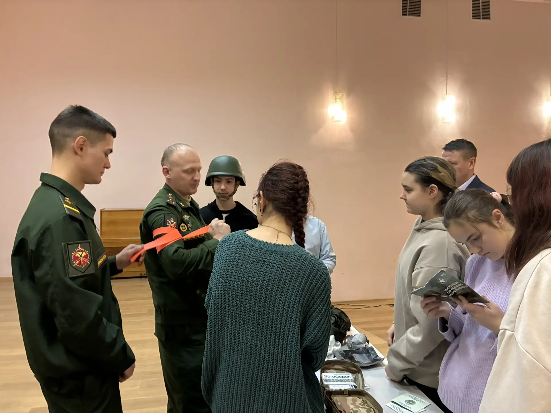 🇷🇺 Встреча с героями: в школе №175 прошел Урок мужества🇷🇺  В рамках патриотического воспитания молод