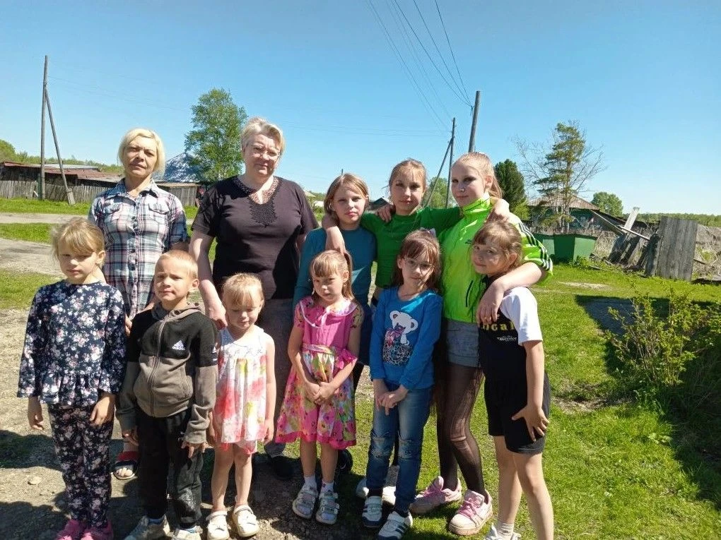Пусть детство звонкое смеётся.
