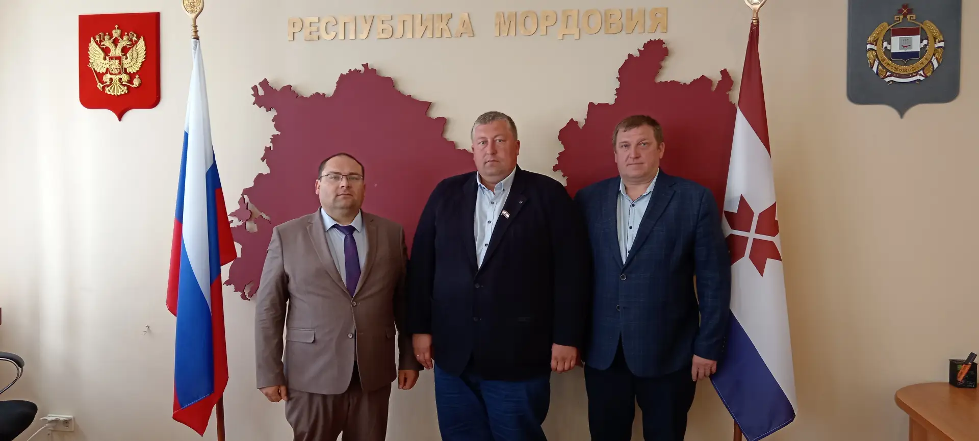 Внимание к фермерам 🧑‍🌾

Виталий Платонов встретился с Владимиром Кабаевым из Большеигнатовского р