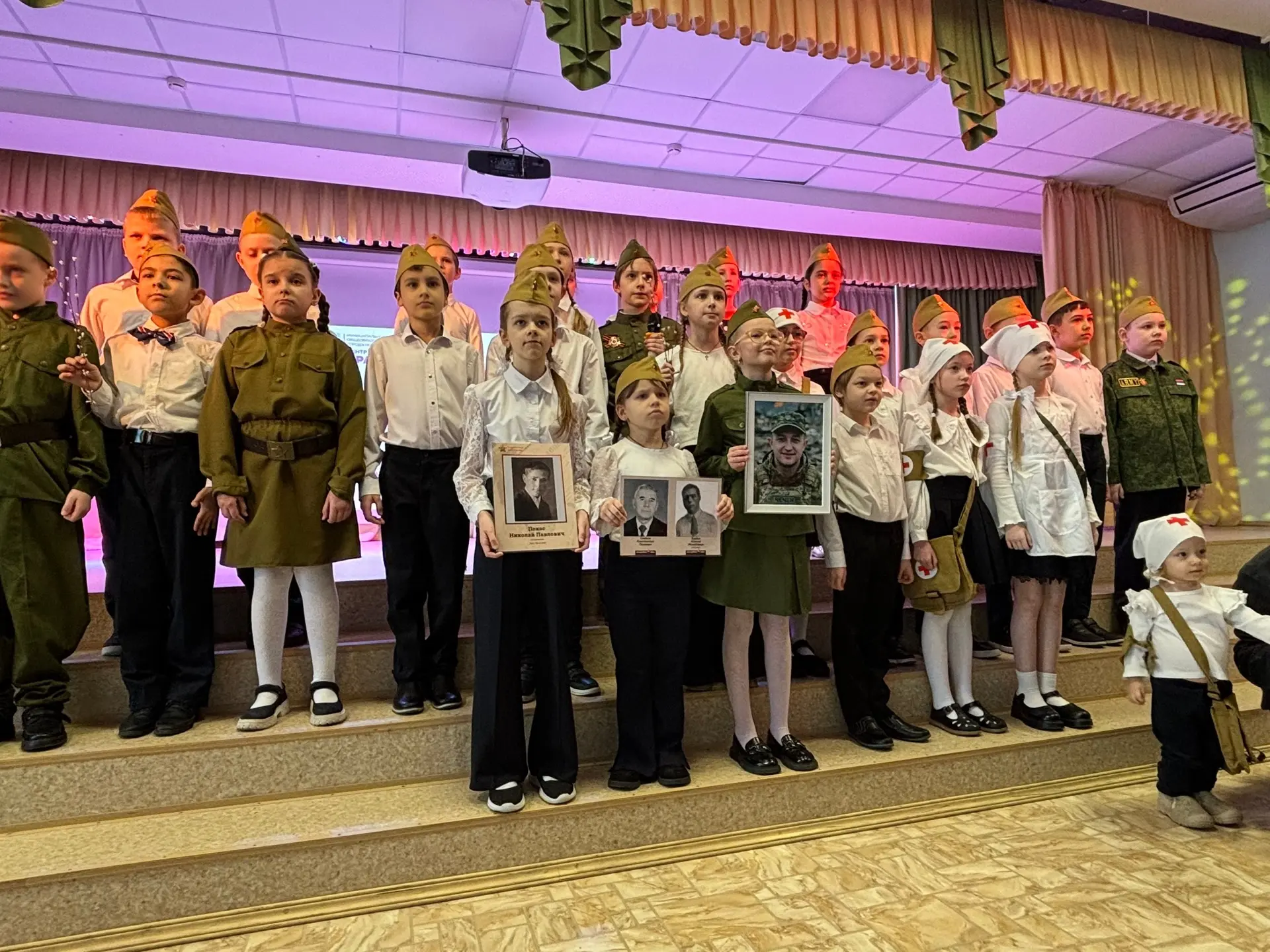 ⭐️Сегодня в начальной школе «Рост»состоялся трогательный и волнующий конкурс военно‑патриотической п