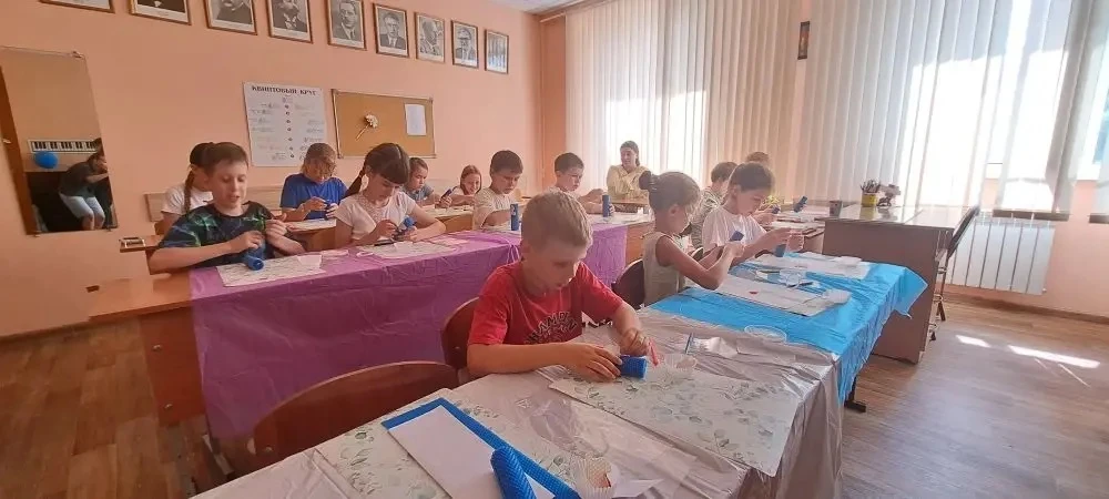 🎨 В преддверии Дня России в летнем лагере «Родные просторы» кипела настоящая творческая работа!

Мы