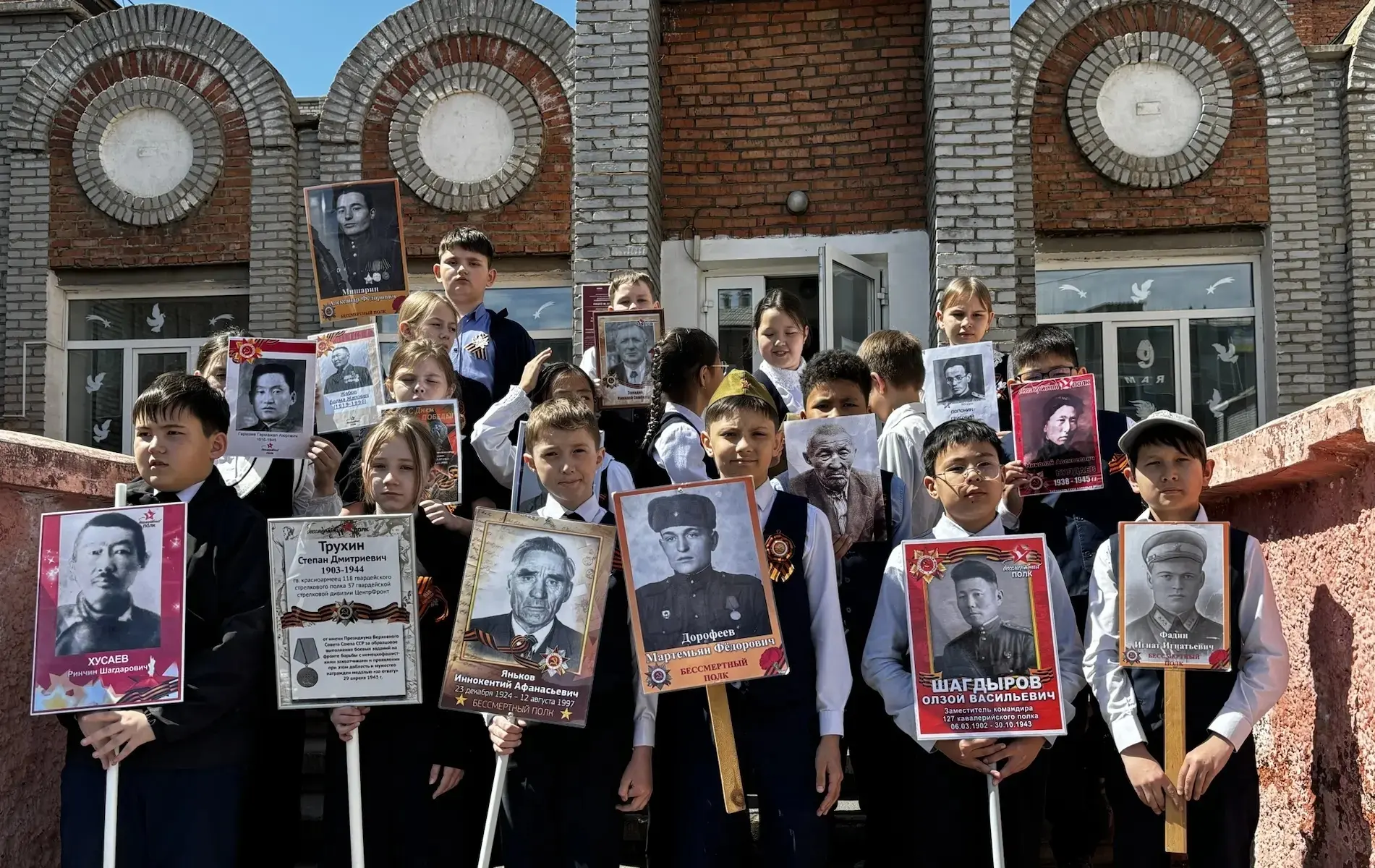 Течёт река бессмертного полка...  Накануне Дня Победы в лицее прошли акции "Бессмертный полк" и "Спо
