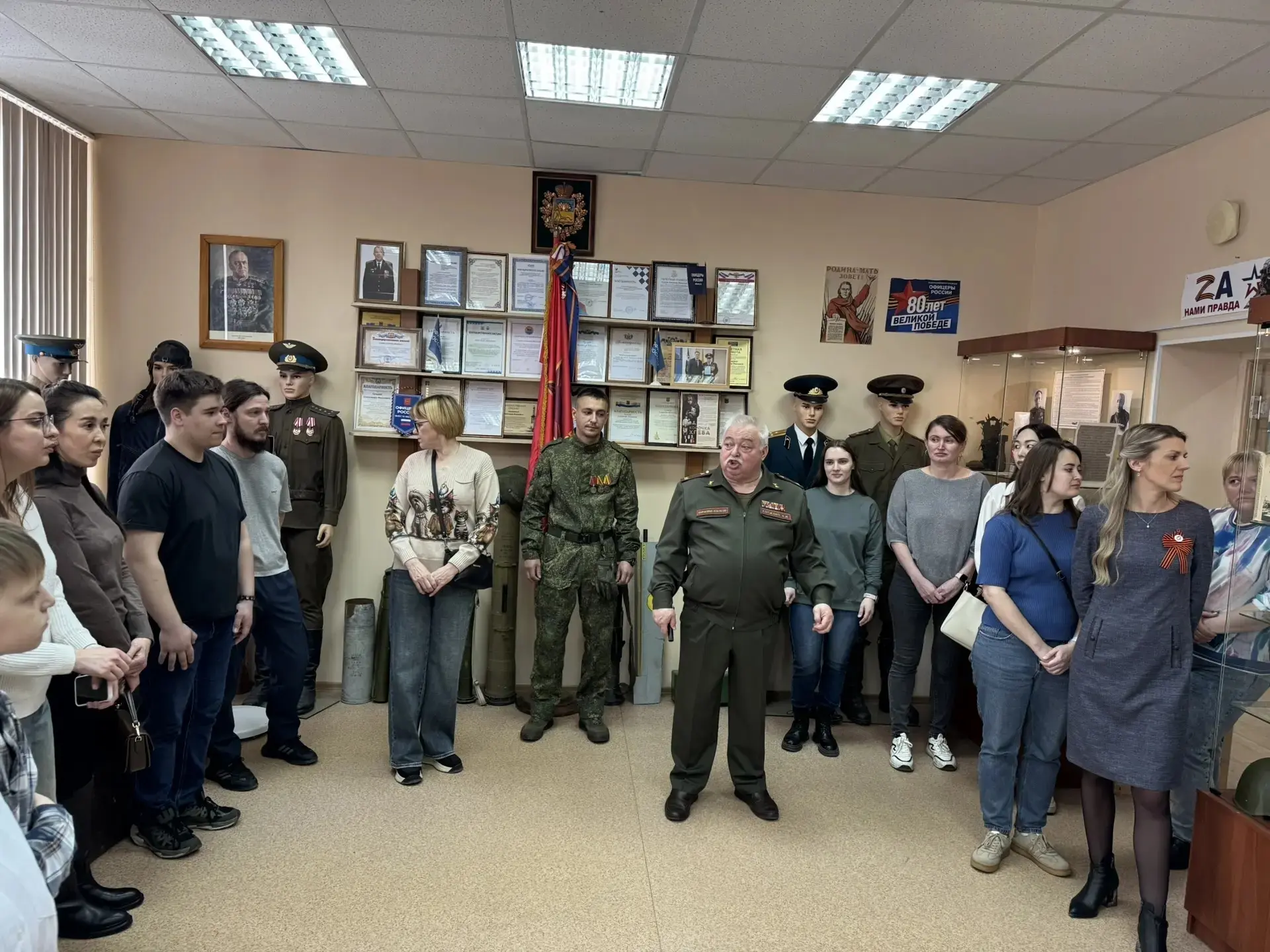 Сотрудники МФЦ Сургута посетили музей и пообщались с участником СВО ❤  👍Музей «Боевой славы 512-го з