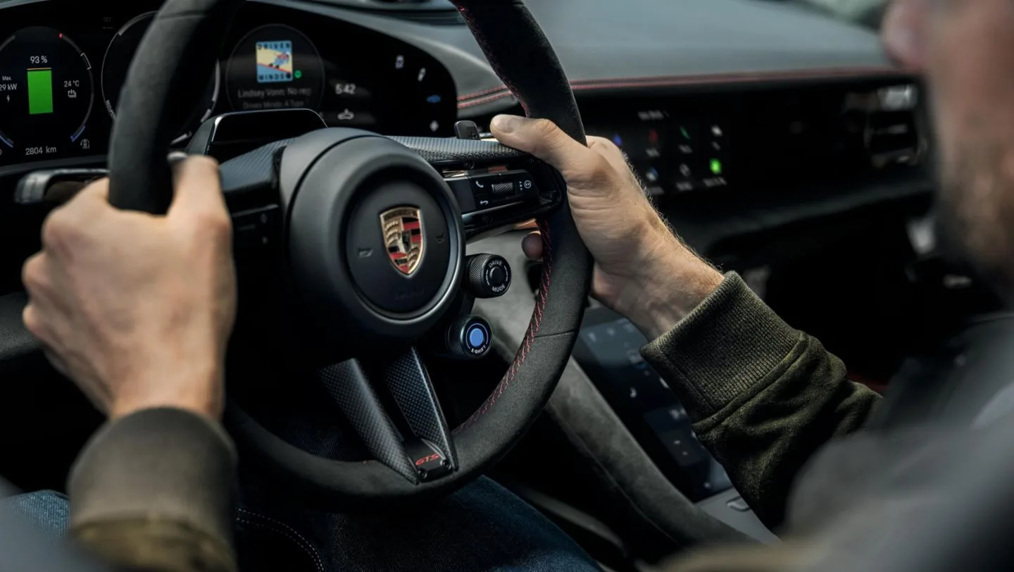 🏎 Porsche Taycan 2026: электрокар с имитацией механики и голосовым ИИ

Porsche обновил Taycan — и э