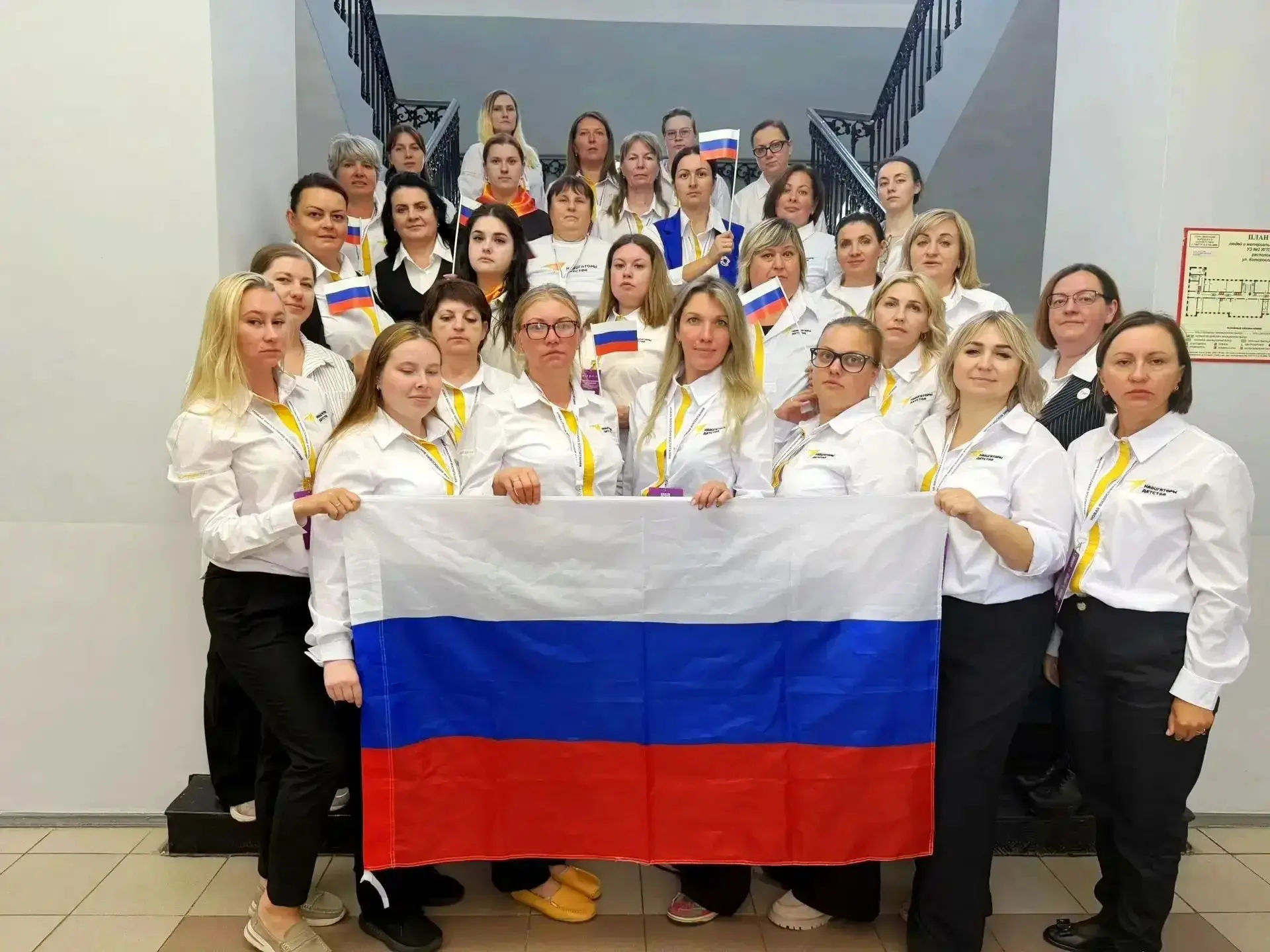 Советник директора по воспитательной работе приняла участие в праздновании Дня флага в ...