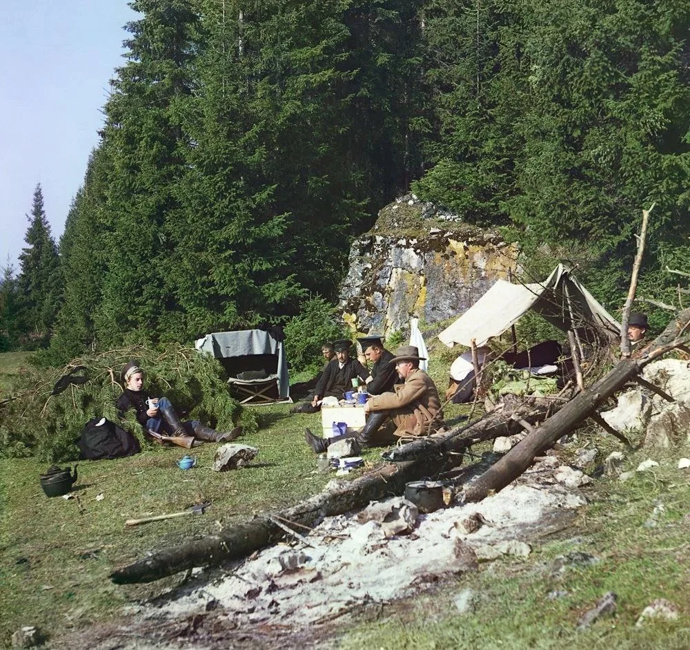 Ночевка у камня на берегу Чусовой. В центре на переднем плане - С.М. Прокудин-Горский, ...