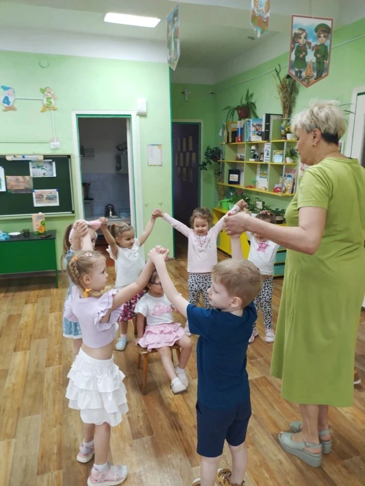 В младшей группе "Солнышко" есть славная традиция. На День рождение детям фея приносит ...