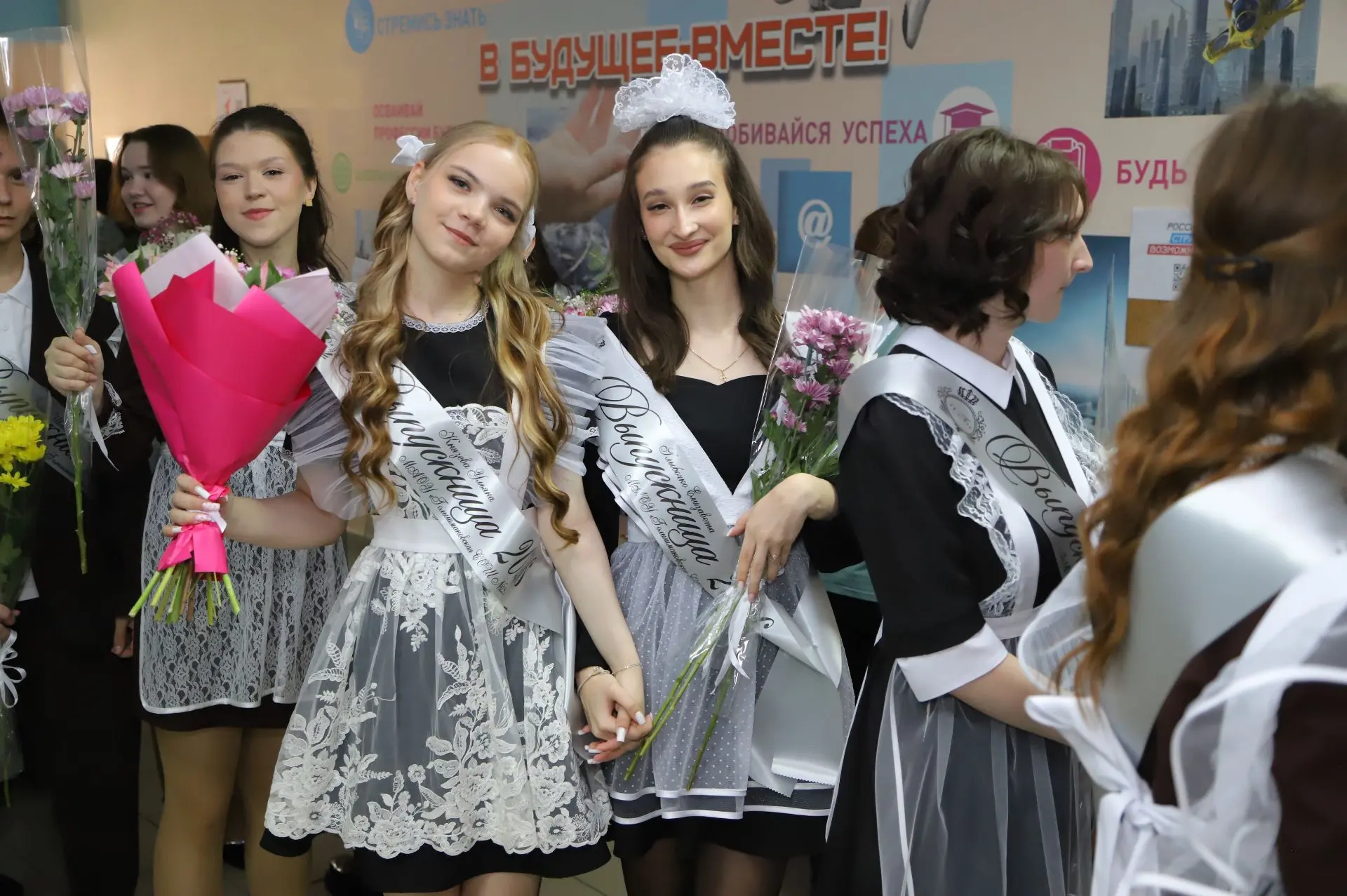 🌟Для почти пятисот выпускников школ Голышмановского округа сегодня прозвенел последний звонок!

326