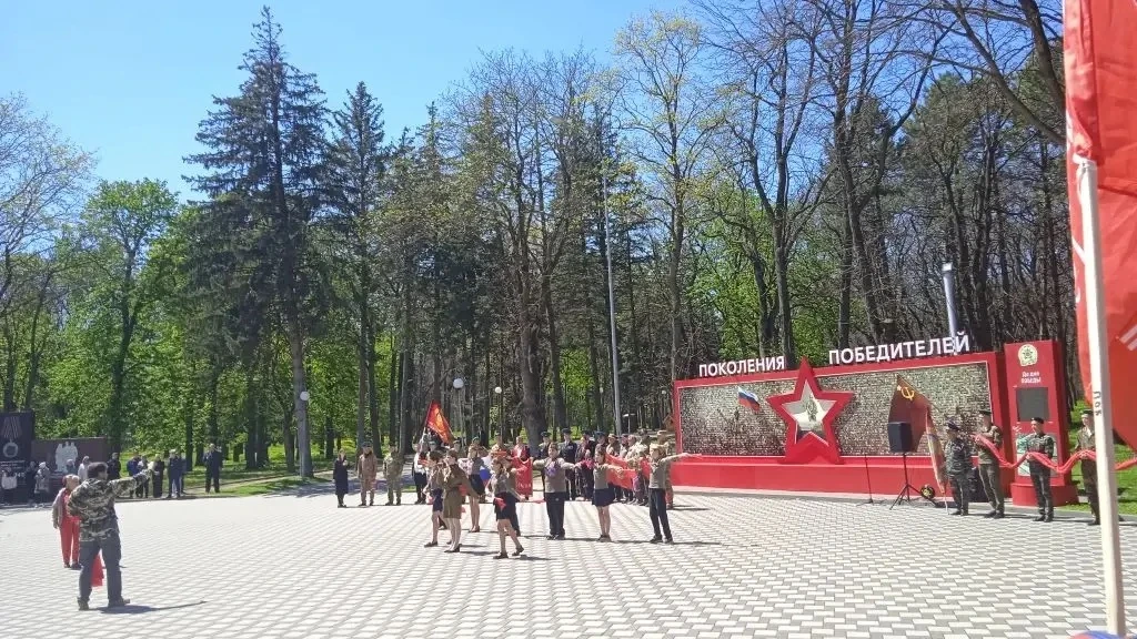 Сегодня, 28 апреля, наши ученики стали частью большого и важного события в Парке Победы Ессентуков. 