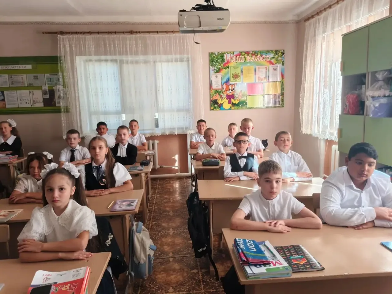 В нашей школе во всех классах прошли тематические классные часы, приуроченные ко Дню со...