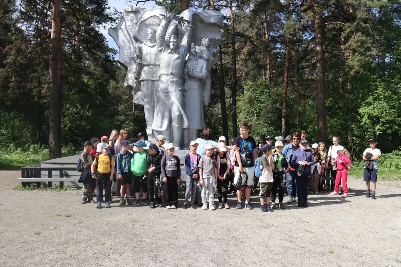 ЗАРЯДКА ДЛЯ ДУШИ 

🌲 Наш разновозрастный отряд сменил школьные кабинеты на настоящую лесную глушь. 