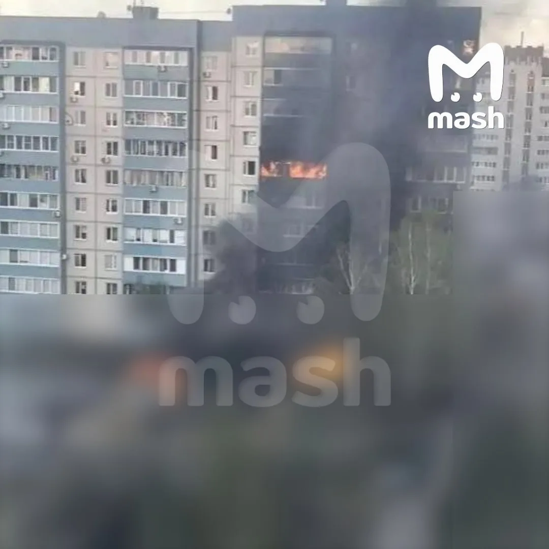 Всушный БПЛА влетел в ещё одну жилую десятиэтажку в Сызрани. 

По данным Mash, пожар вспыхнул в квар