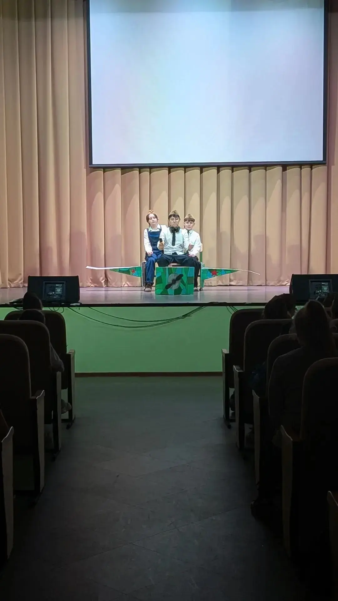 12 мая в 5- х и 6-х классах вновь звучали Победные песни Великой отечественной войны. Учащиеся отдал