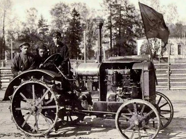 17 июня 1930 года с конвейера Сталинградского тракторного завода сошёл первенец: трактор СТХ-15/30 м