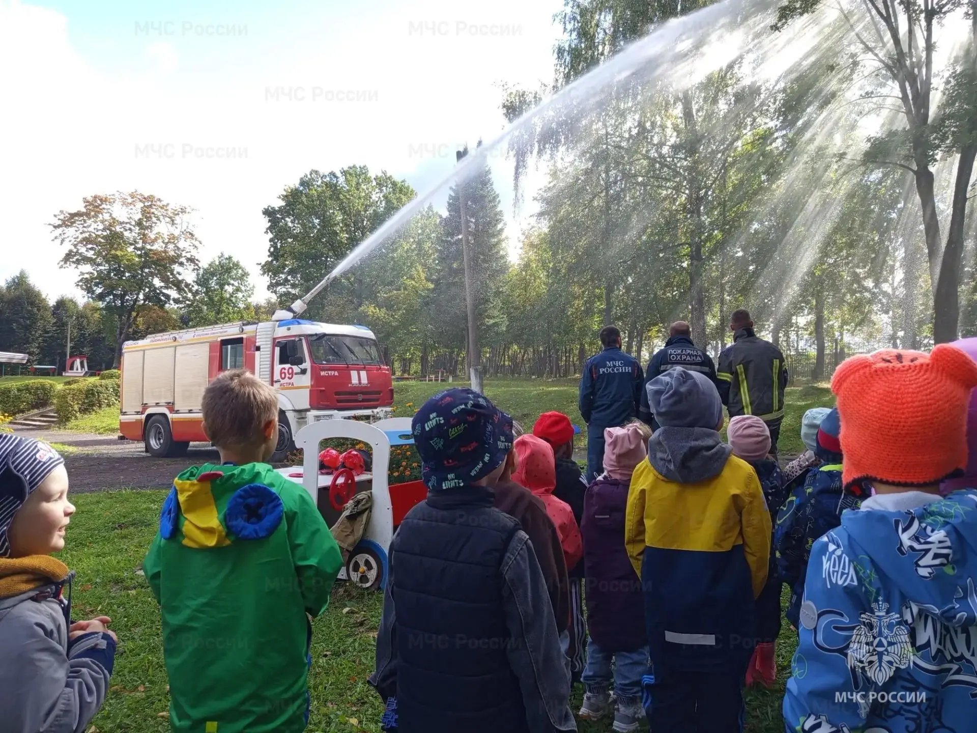 🚒Истринские огнеборцы провели занятие для воспитанников детского сада