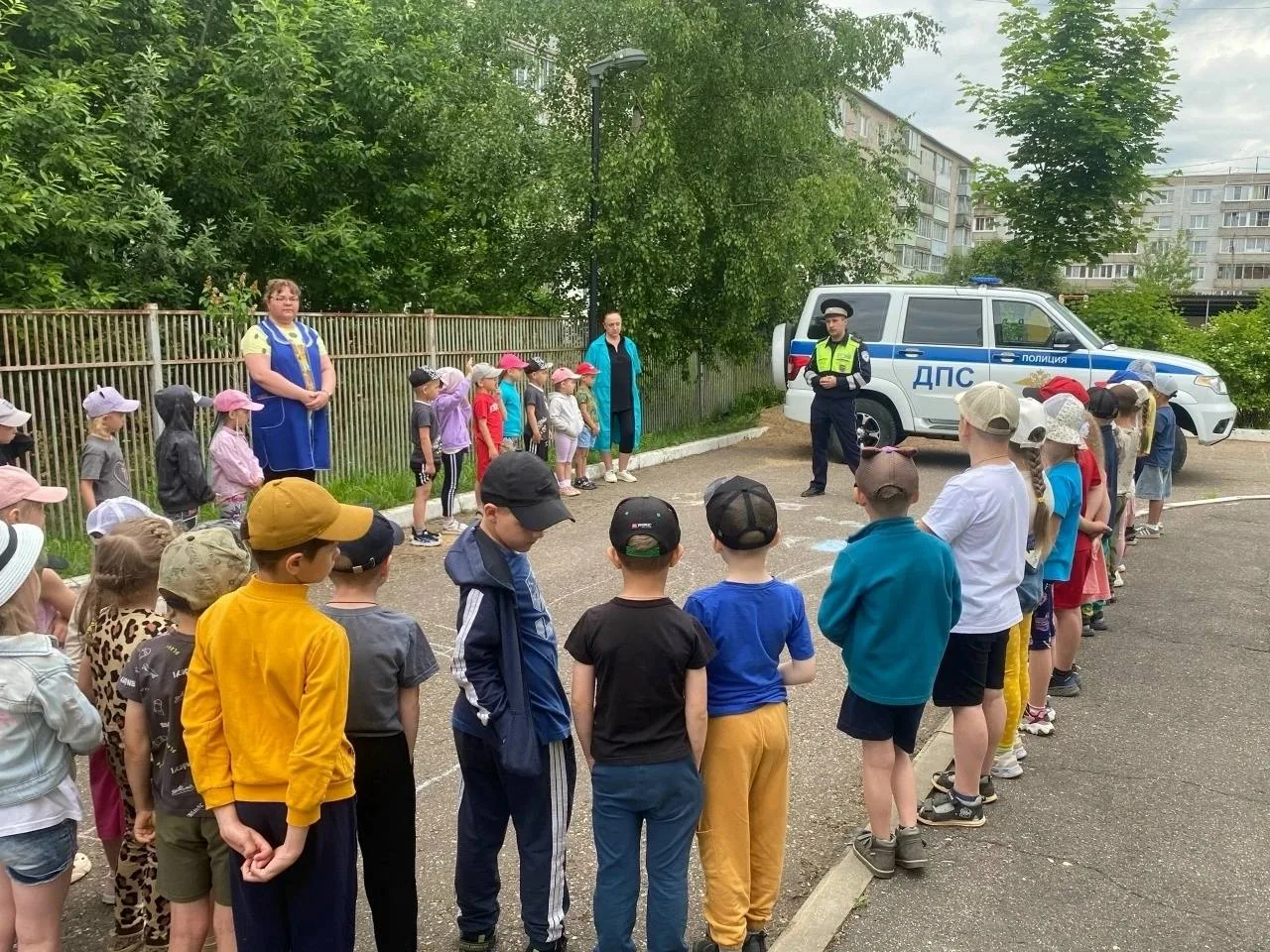 Сотрудники Госавтоинспекции провели занятие по правилам дорожной безопасности для воспитанников детс