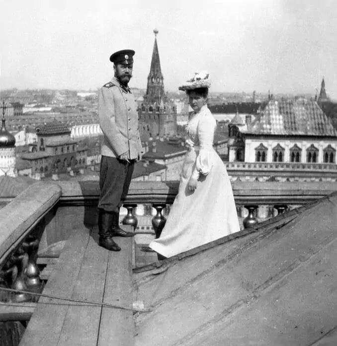 📷 Император Николай II и его супруга — императрица Александра Федоровна на крыше Больш...