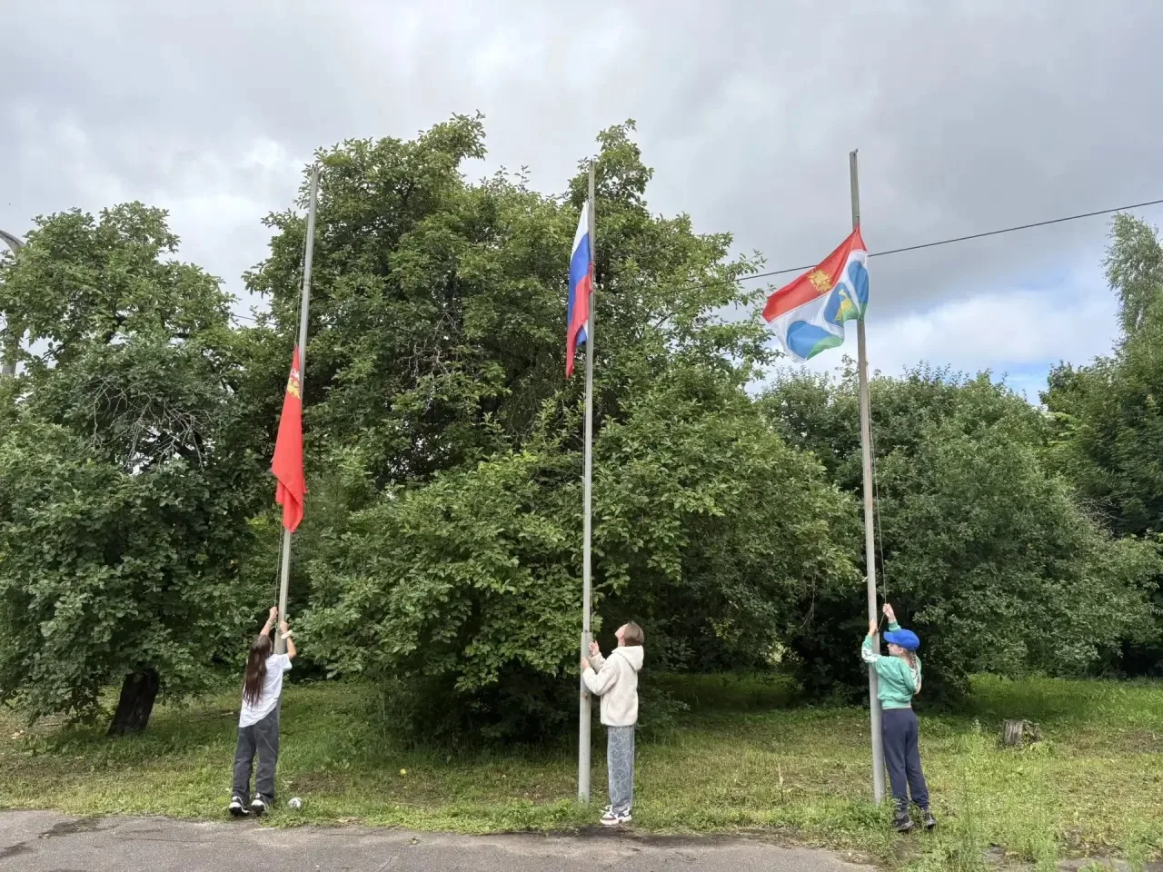 🇷🇺 Новая неделя – новый настрой!

Сегодня наш лагерь начал день с торжественной линейки и поднятия