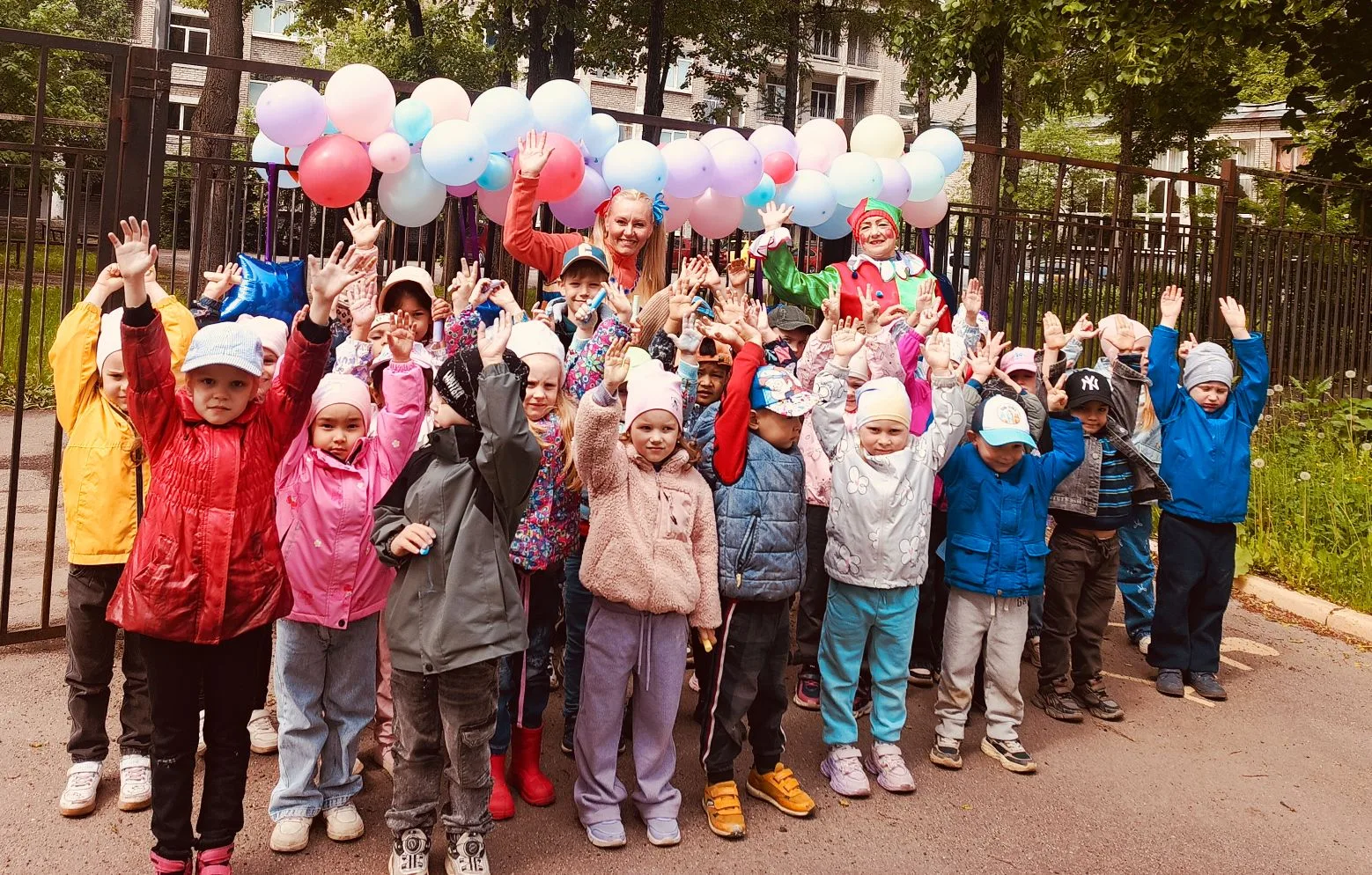 С первым днем лета и Днем защиты детей! 🎈🍭 Желаем, чтобы вокруг было море солнца, оке...