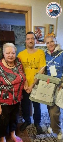 Подопечные учреждений социальной защиты голосуют на выборах депутатов Государственной Д...