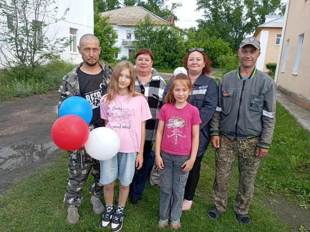 "Россия — Родина моя!" 
 
В преддверии Дня России на территории посёлка Новый Быт прошла поздравител