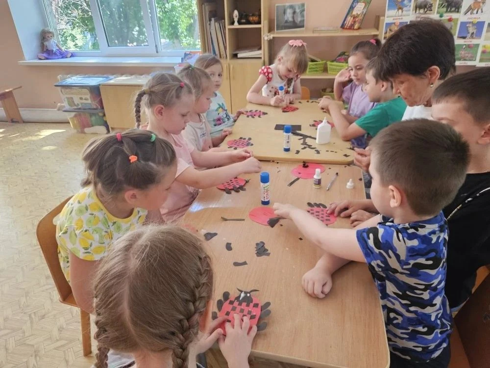 Летом в природе можно увидеть много разных насекомых. Ребята группы "Семицветик" очень ...