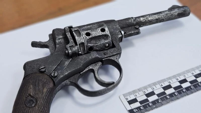 В деревне под Южей у местного жителя нашли арсенал: полтора килограмма пороха и переделанный наган
h