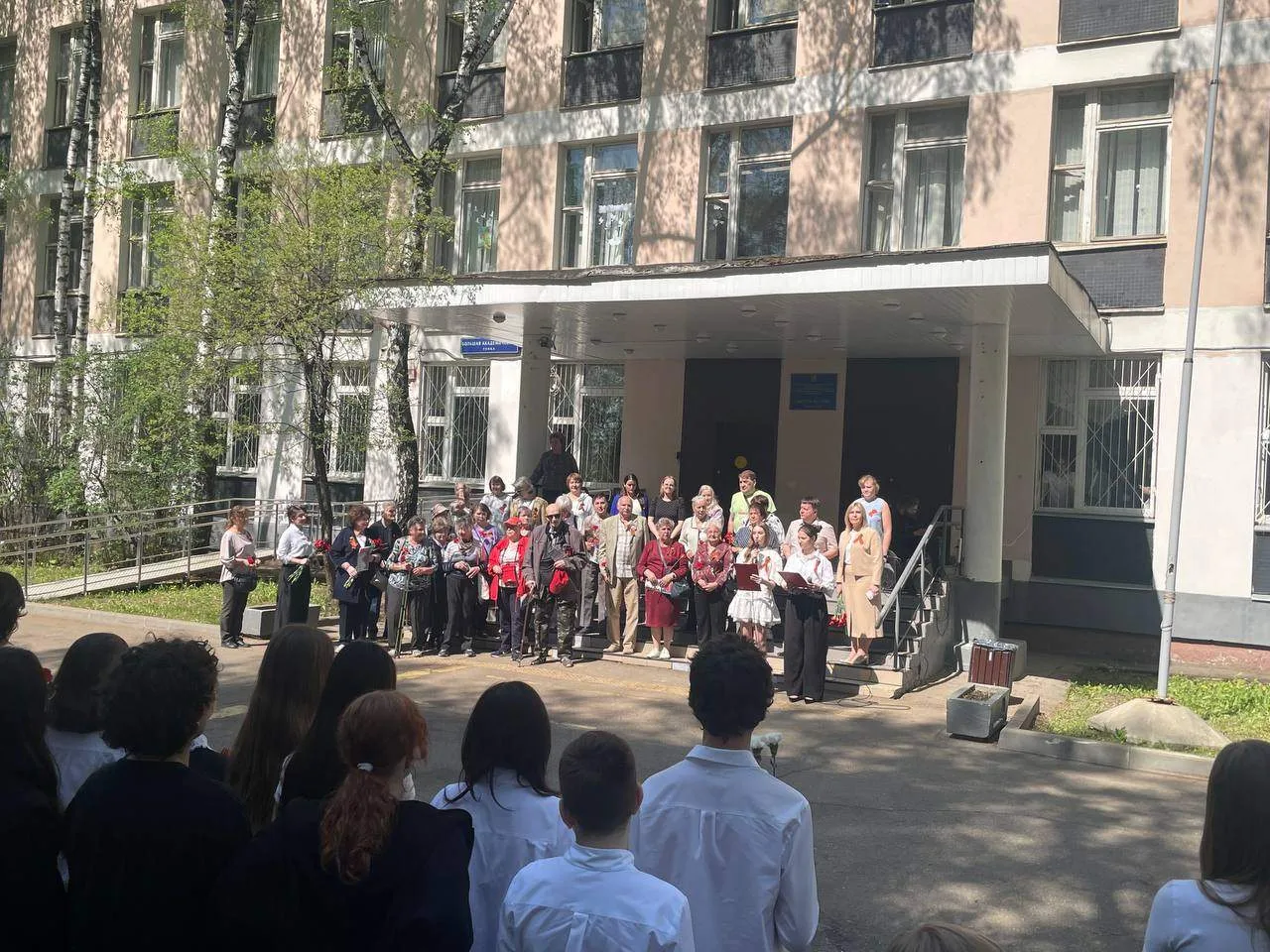 🌹 Красные гвоздики — символ памяти и благодарности   В нашей школе состоялась трогательная акция «Кр