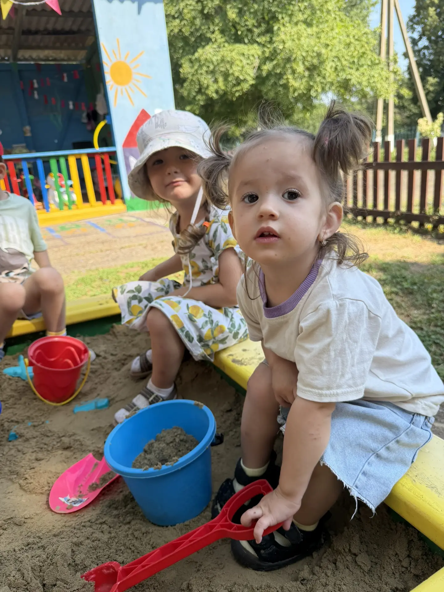 🏝️🪏☀️⛱️
Мы в песочнице играем, 
Строим домик из песка, 
Увлеклись, не замечаем, 
Что носки полны п