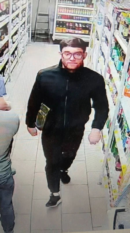Эти трое покупают за наличку дешёвый товар, просят сдачу. Производят оплату фальшивыми ...