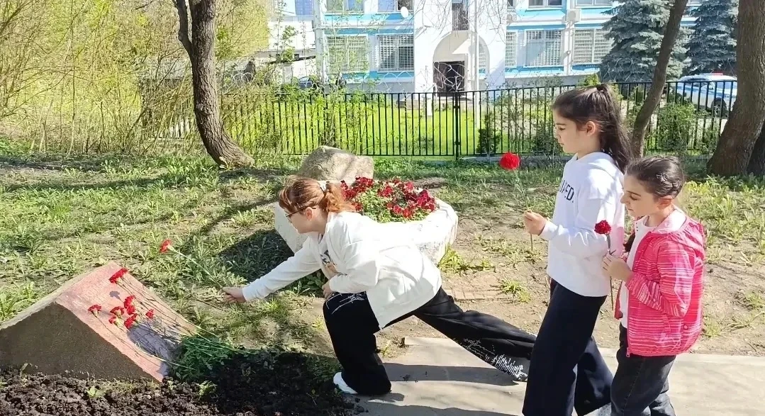 🕊️Символ нашей памяти  📍Академика Челомея, 6А  🎖️Есть традиции, которые объединяют поколения. В пред