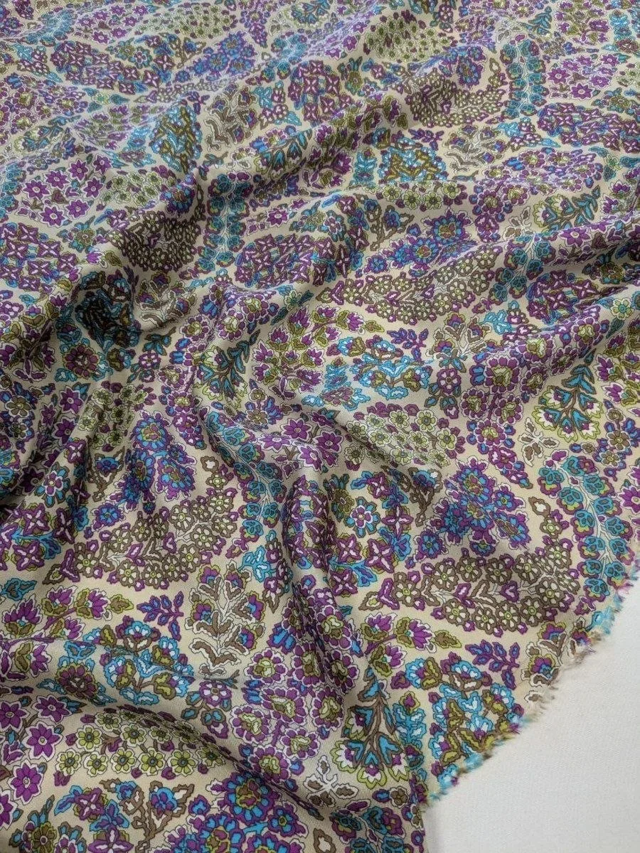 Лёгкий шёлк Etro, практически не просвечивает, хорошо драпируется, слегка держит форму,...