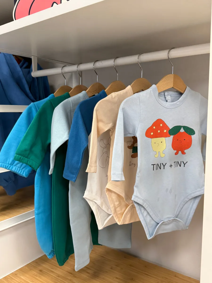 А что это у нас такое красивое? Это же новинки Tinycottons для малышей🚗