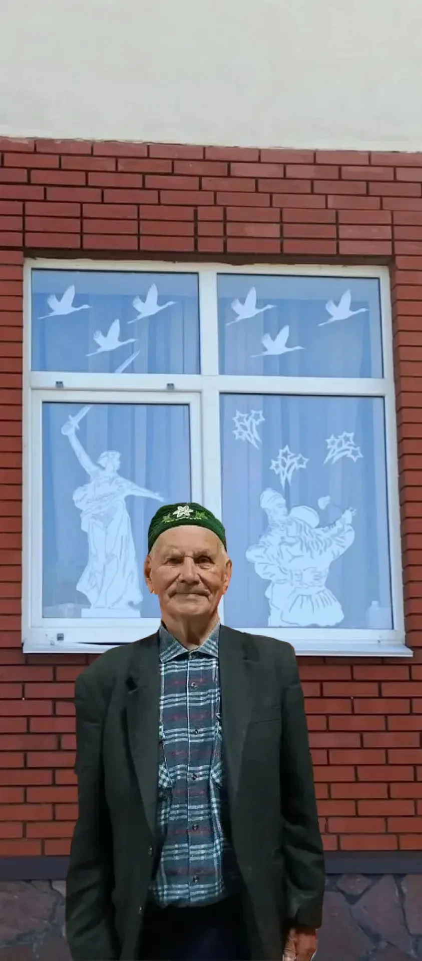 Наши жители социального дома "Милосердие" принимают участие в конкурсе "Мы рисуем мир на окнах", орг
