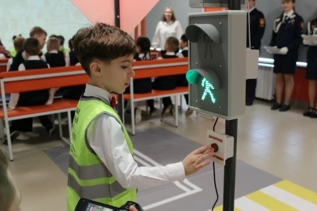🎉В йошкаролинской школе №19 прошло торжественное открытие мобильной площадки по безопасности дорожно