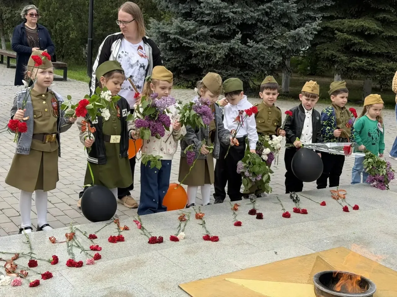 Бессмертный полк шагает по стране,