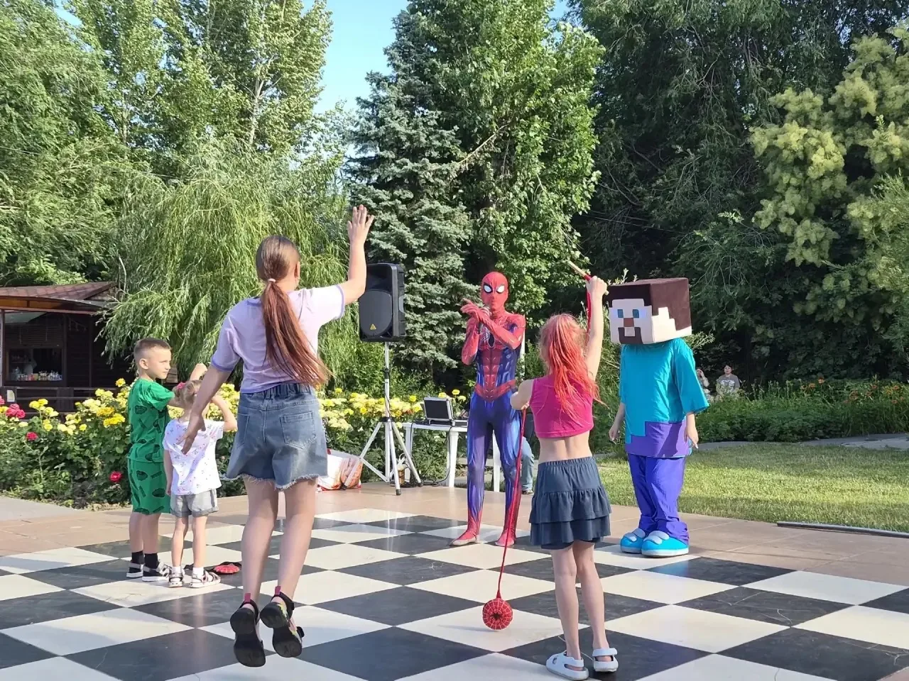 🤖В парке «Гидростроитель» состоялась детская игровая программа «Приключения Железного человека и Че