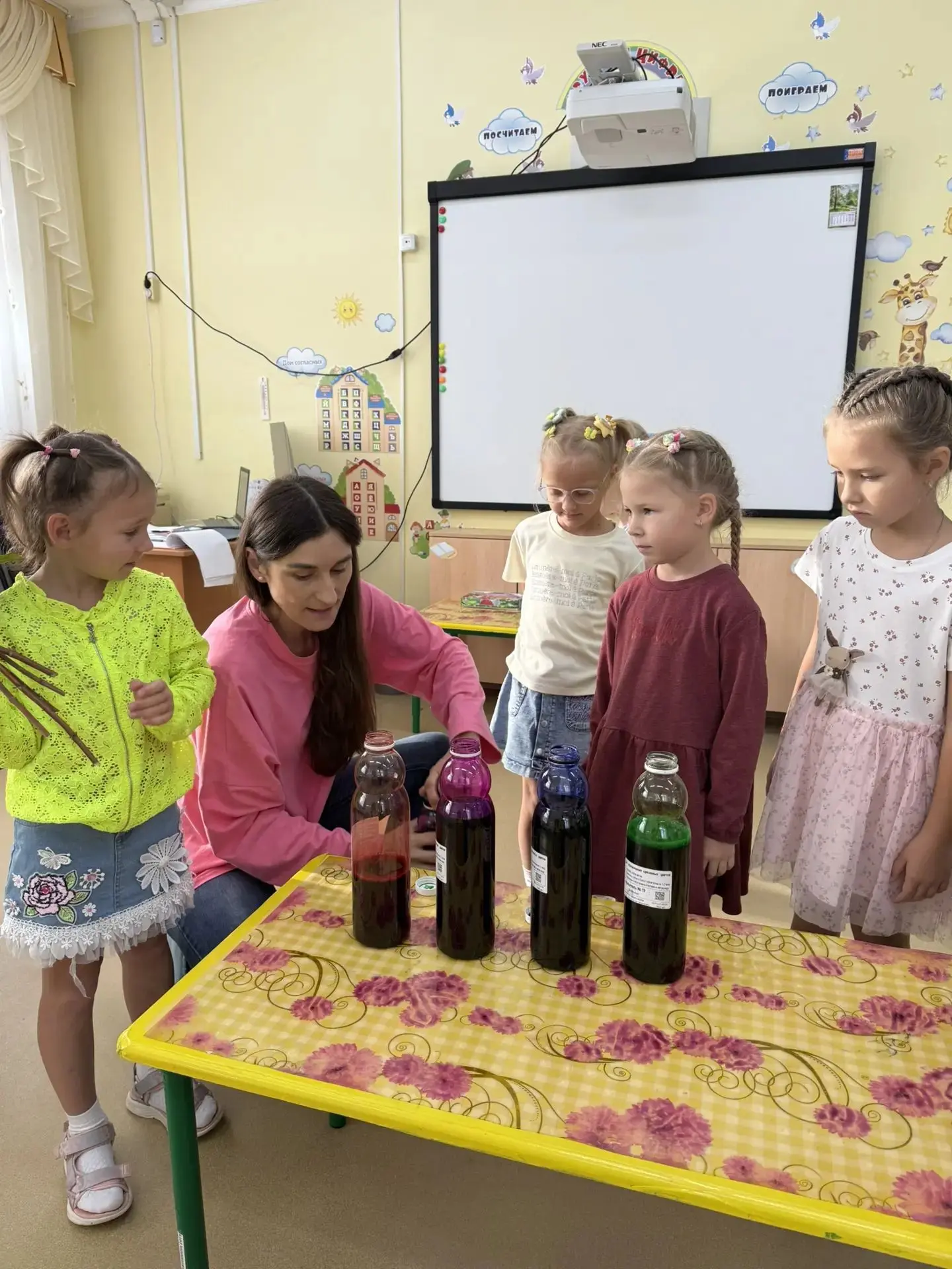 Эксперимент по изменению цвета срезанных цветов — отличный способ познакомить дошкольни...