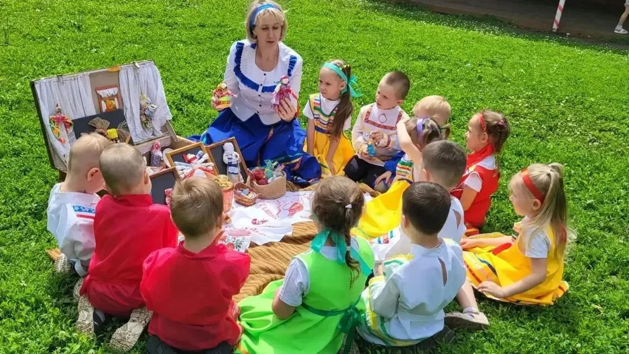 Путешествие в прошлое: создаём обереги своими руками

Наши воспитанники на один день превратились в 