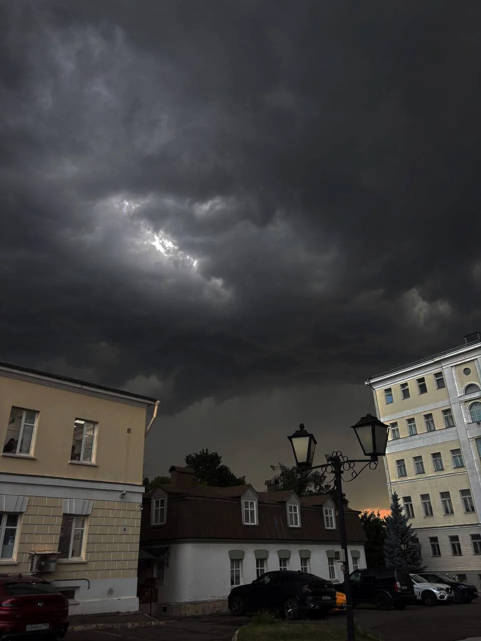 Москва погрузилась во тьму: плотные тучи превратили день в ночь