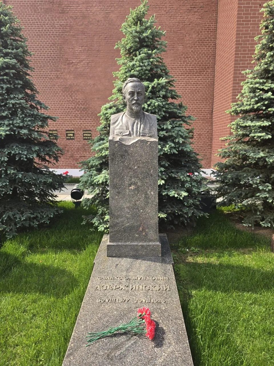 Интересное наблюдение....  Возле Кремлевской стены ни у кого живых цветов нет.  Очень красиво. Строг
