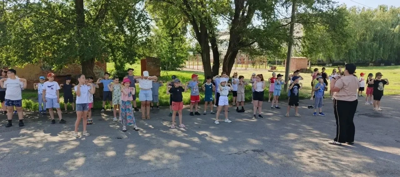 🌞День начался с утренней зарядки на спортивной площадке школы. Зарядка помогла детям проснуться, за