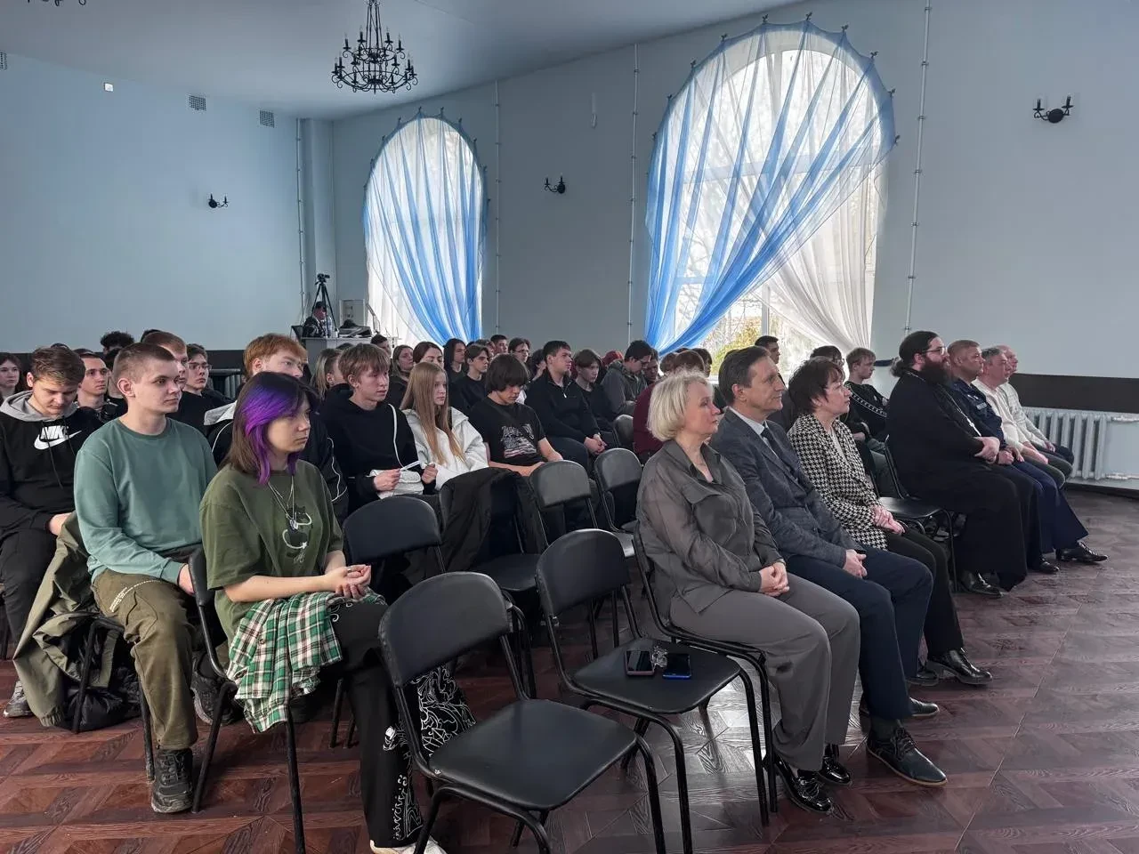Сегодня в молодежном центре «Мир» состоялась традиционная социально - патриотическая ак...