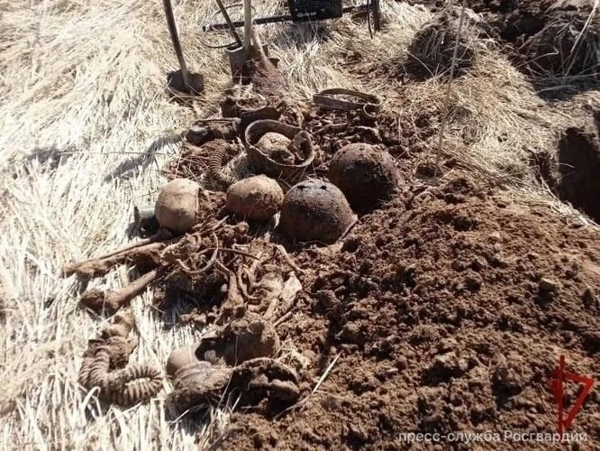 ⚡️ Поисковики подняли останки четырех солдат ВОВ в Смоленской области