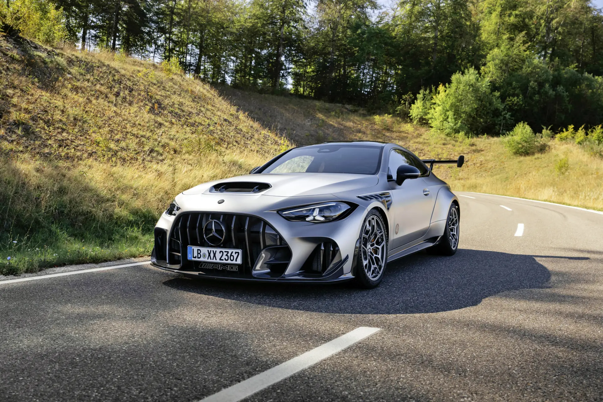 Компания "Mercedes-Benz" представила нового дорожного монстра из эксклюзивной линейки "...